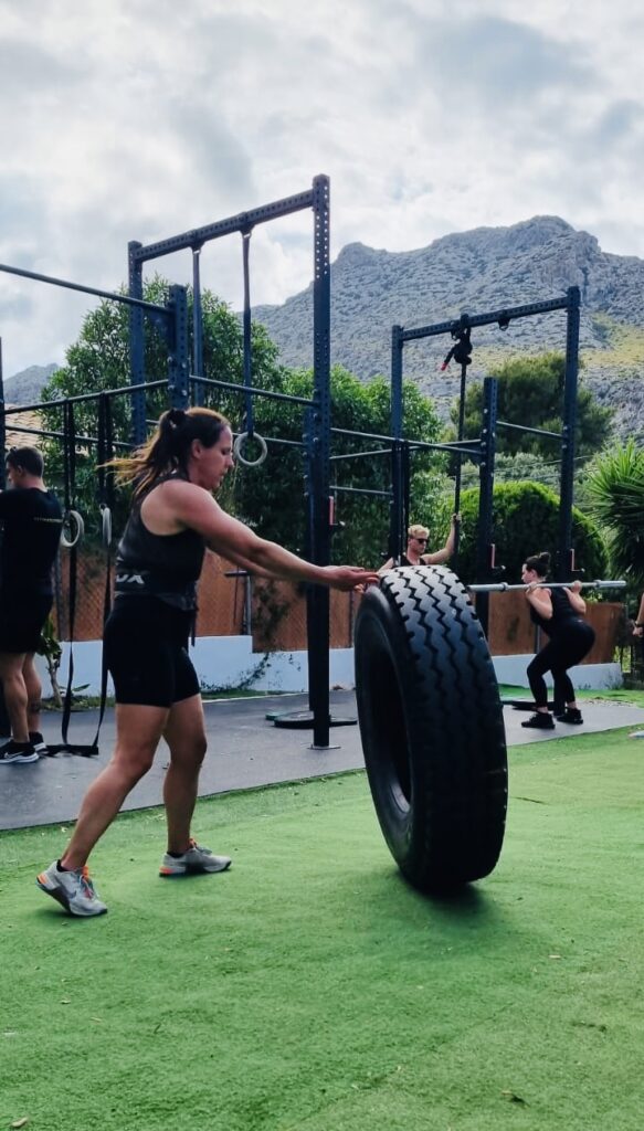 Fitness vakantie MALLORCA - Crosstraining - HIIT - tire flip. sporten op vakantie