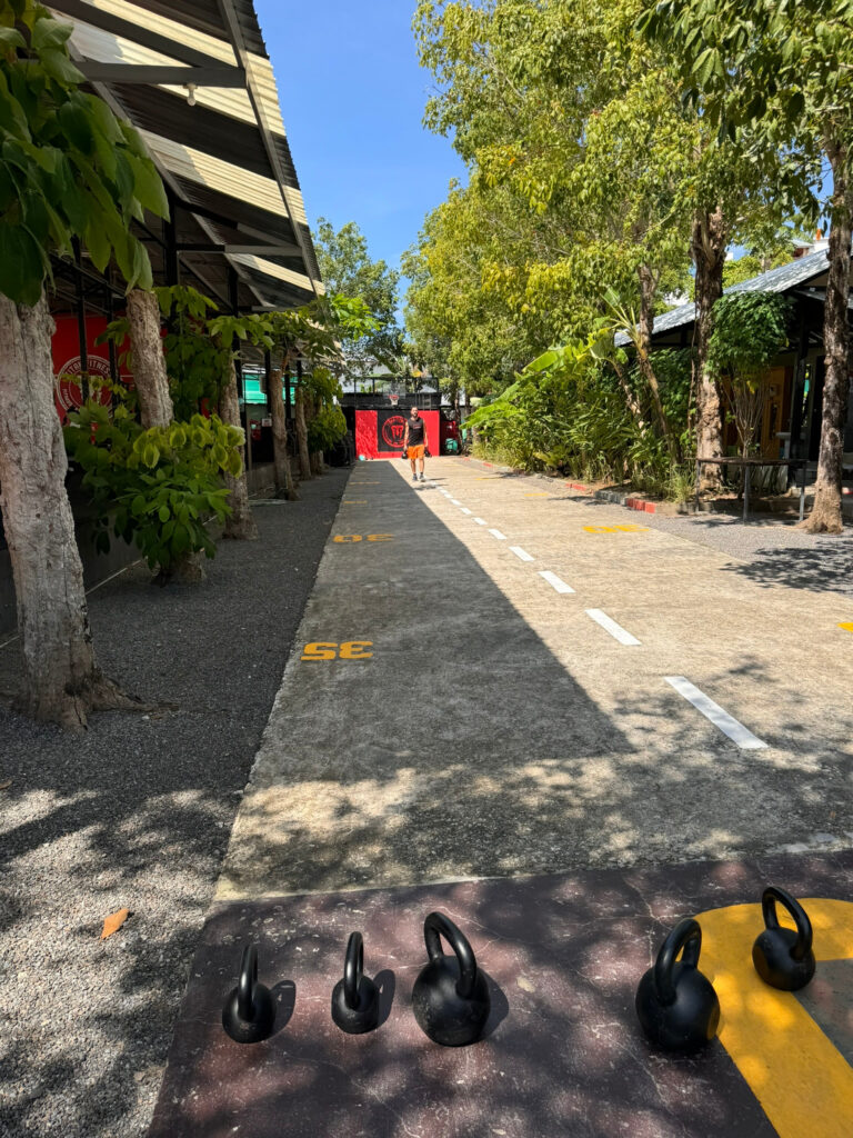 fitness op phuket bij een trainingskamp