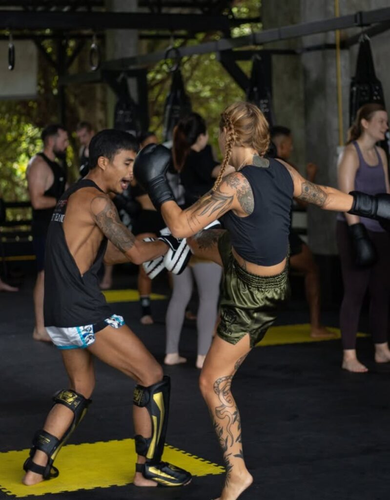 Solo reiziger traint muay thai in Koh Samui fitnesskamp