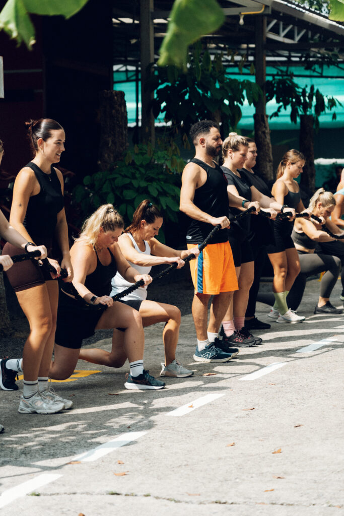 Internationale groep solo-reizigers tijdens fitnessworkout op vakantie