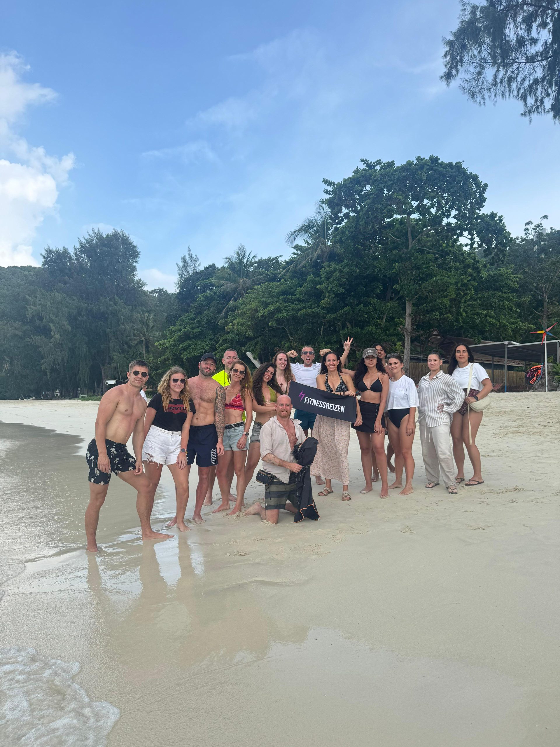 Fitnessreis Phuket Thailand strand groepsfoto