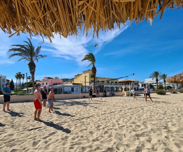 Fitness vakantie MALLORCA - fitnesskamp voor singlereizigers - beach volleybal - excursie