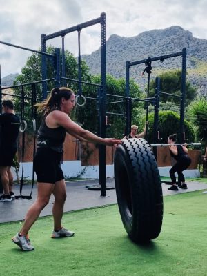 Fitness vakantie MALLORCA - Crosstraining - HIIT - tire flip. sporten op vakantie