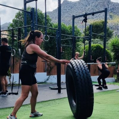 Fitness vakantie MALLORCA - Crosstraining - HIIT - tire flip. sporten op vakantie