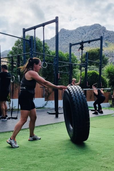 Fitness vakantie MALLORCA - Crosstraining - HIIT - tire flip. sporten op vakantie