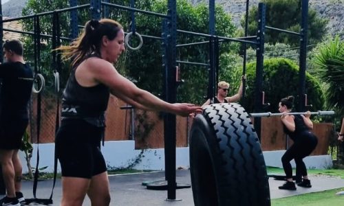 Fitness vakantie MALLORCA - Crosstraining - HIIT - tire flip. sporten op vakantie