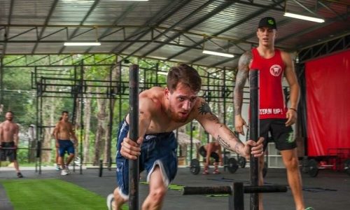 Thailand Fitnesskamp Sled push